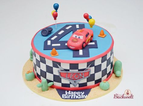 Cars Torte, Lightning Mcqueen Birthday Cake, Cake Decorating For Kids, Lightning Mcqueen Cake, Mcqueen Cake, Chocolate Oreo Cake, Boys 1st Birthday Cake, Fondant Cakes Birthday, Cars Birthday Cake