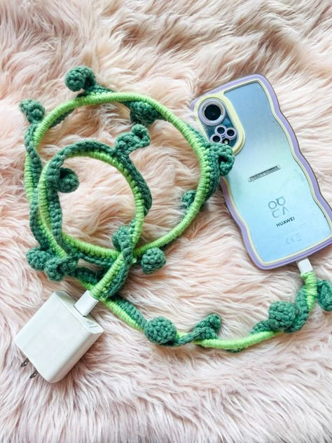 Crochet Cord Cover, Crochet Charger Cord, School Crochet, Charger Ideas, Diy Bracelets With String, Phone Things, Crochet Cord, Cord Cover, Charger Cord