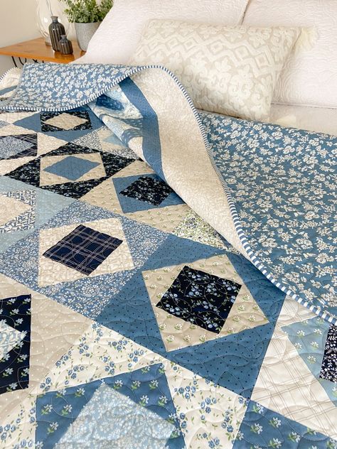 Patchwork Pillows Ideas, Blue Quilts Ideas, Blue And White Quilts, Lace Quilt, Economy Block, Easy Placemats, Blue Quilt Patterns, Quilt Sewing Room, Patchwork Pillows