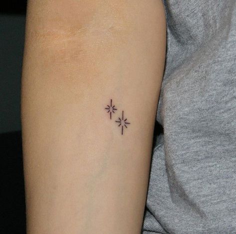 Cute Star Tattoos, Tattoos Tiny, Handpoke Tattoo, Meaningful Tattoos For Women, Inspiration Tattoos, Small Girl Tattoos, Small Meaningful Tattoos, Disney Tattoo, Tattoo Girls