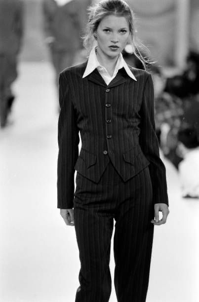 Kate Moss Outfit 90s, 90s Catwalk, Kate Mess, Lawyer Outfits, Thrift Inspo, Lawyer Outfit, 90s Runway Fashion, Runway Fashion Couture, 90s Model