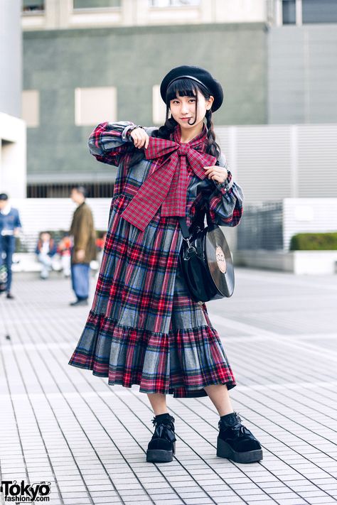 Mode Harajuku, Record Bag, Tokyo Style, Streets Of Tokyo, Tartan Fashion, Black Beret, Teen Style, Harajuku Girls, Japan Street