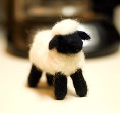 Felted Sheep, Sheep Crafts, Needle Felting Diy, Wool Felt Projects, Needle Felted Christmas, Wool Needle Felting, Needle Felting Tutorials, Needle Felting Projects, Felted Animals