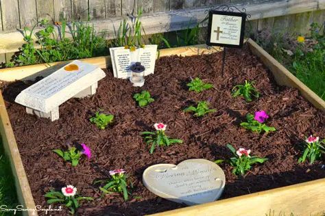 Pet Memorial Ideas Dogs, Garden On A Budget, Garden Front Of House, Pet Memorial Garden, Pet Cemetery, Memorial Flowers, Large Backyard, Better Homes And Garden, Memorial Garden