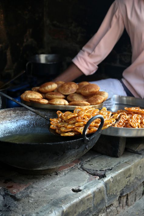 Kachori & Jalebi Banaras Street, Desi Street Food, Indian Street, Indian Street Food, Samosa, Snap Food, Varanasi, Street Photo, Bananas