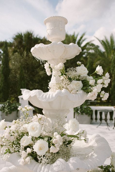 Weddings Decorations Elegant Romantic, Wedding Centerpieces Mason Jars, Wedding Alters, White Roses Wedding, Elegant Wedding Inspiration, Dream Wedding Decorations, Wedding Details Photography, Wedding Money, Wedding Ceremony Backdrop