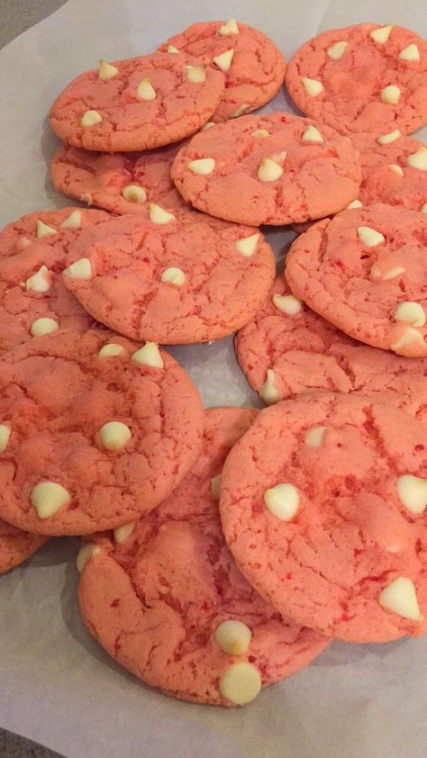 White chocolate chip strawberry cookies Pink White Chocolate Chip Cookies, Strawberry White Chocolate Chip Cookies, Strawberry Chocolate Chip Cookies, Strawberry Sugar Cookies, Pink Cookies, White Chocolate Chip, White Chocolate Chip Cookies, Strawberry Cookies, Food Babe