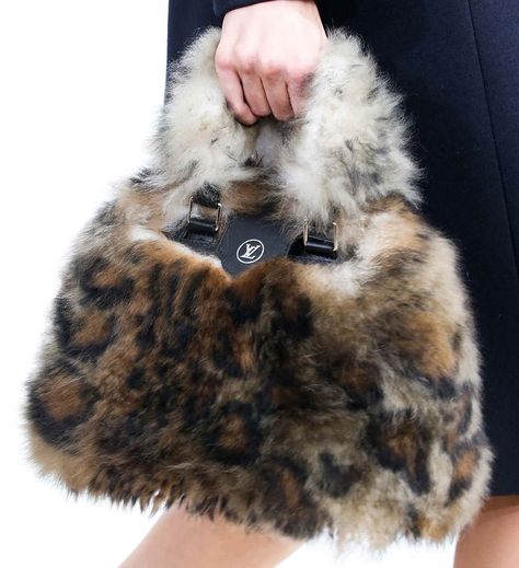 Fall 2015  Louis Vuitton - Défilé Hiver 2015 @ Fondation LV Paris  #lv #louisvuitton #bag Fall Tote, Fur Handbags, Bags Online Shopping, Fall Bags, Fall Handbags, Denim Handbags, Fur Bag, Trending Handbag, Best Bags