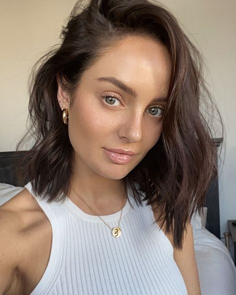 Faux freckles Chloe Morello, Waves Hairstyle, Messy Waves, Faux Freckles, Voluminous Hair, Haircuts For Fine Hair, Haircuts For Long Hair, Hair Colour, Hair Waves