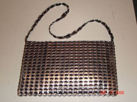 Making a purse with pop tabs - not sure if I could actually do it... Pop Top Crafts, Pop Tab Purse, Candy Wrapper Purse, Gum Wrapper, Pop Can Tabs, Soda Tab Crafts, Can Tab Crafts, Soda Can Tabs, Pop Tab Crafts