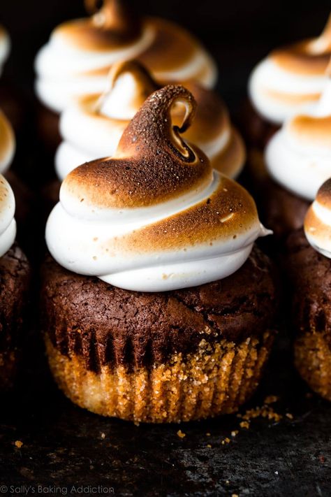 S'mores Brownie Cupcakes - Sally's Baking Addiction Basic Brownie Recipe, Smores Brownies, Biscuits Graham, Marshmallow Frosting, Sally's Baking, Brownie Cupcakes, Slow Cooker Desserts, Cracker Crust, Cupcakes Recipe