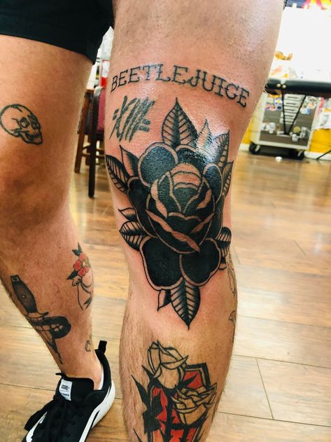 Traditional Rose Knee Tattoo, American Traditional Tattoos Rose, Traditional Flower Knee Tattoo, Mens Knee Tattoo Ideas, Mens Knee Tattoo, Rose Knee Tattoo, Flower Knee Tattoo, American Traditional Rose, American Traditional Tattoos