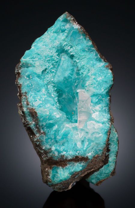 AURICHALCITE with CACLITE Southwest Mine, Bisbee, Warren District, Mule Mountains, Cochise County, Arizona, USA / Mineral Friends <3 Turquoise Aesthetic, Crystals Gems, Pretty Rocks, Arizona Usa, Beautiful Rocks, Aqua Turquoise, Rock Collection, Mineral Stone, Minerals And Gemstones