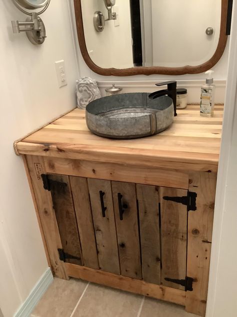 25 Pallet Furniture Ideas You'll Love Wooden Crate Ideas, Pallet Sink, Pallet Wall Bathroom, Rustic Outdoor Bar, Pallet Coat Racks, Pallet Shoe Rack, Modern Shelving Units, Pallet Furniture Ideas, Pallet Tv Stand