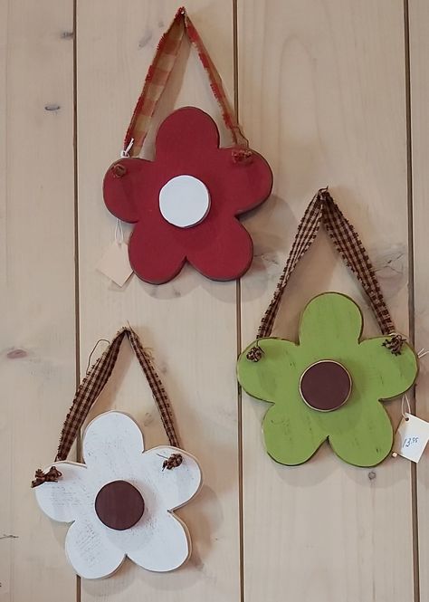 Wooden Spring Decor, Summer Wood Crafts, Spring Wood Crafts, Wood Art Diy, Cute Christmas Decorations, Door Signs Diy, Wood Craft Projects, Outdoor Crafts, Crafts For Seniors