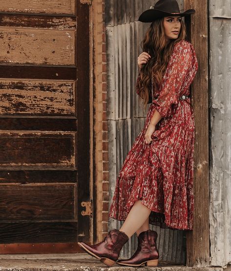 Casual Striped Shirt, V Neck Long Sleeve Dress, Rustic Outfits, Vintage Print Dress, Quality Leather Boots, Cowgirl Dresses, Bota Country, Looks Country, Leaves Print Dresses