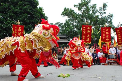 Chinese New Year Spring Festival Outfit, Spring Holiday Outfit, Chinese New Year Traditions, China Travel Guide, New Years Traditions, Celebration Around The World, Year Of The Monkey, Festivals Around The World, Lion Dance