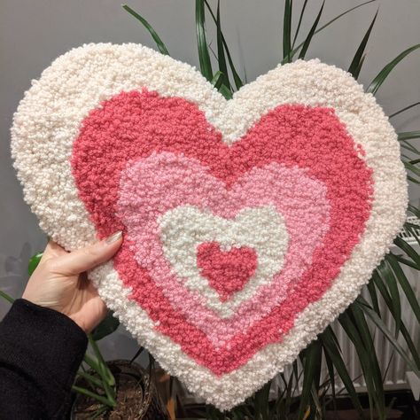 Hand Punched Rugs, Heart Tufted Rug, Aesthetic Punch Needle, Heart Punch Needle, Cute Rugs For Bedrooms Aesthetic, Beginner Rug Tufting Ideas, Tufting Aesthetic, Heart Rugs, Punchneedle Rug