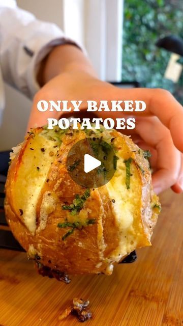 Garlic Baked Potatoes, Baked Potato Dinner, Garlic Baked, Famous Star, Potato Dinner, Jacket Potato, Baked Potato Recipes, Rice Side Dishes, Potato Recipes Side Dishes