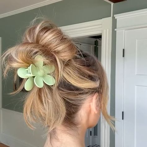 TORIE BLISS | One of my fav ways to wear a claw clip 🖤 𝖘𝖆𝖛𝖊 & try #clawcliphairstyle #clawclip #diyhairstyle #diyhair #fallhairtrends #easyhairstyles… | Instagram Hair Couler, Perfect Messy Bun, Fall Hair Trends, Clip Hairstyles, Hair Tutorials Easy, Hair Design, Braided Updo, Story Instagram, Great Hair