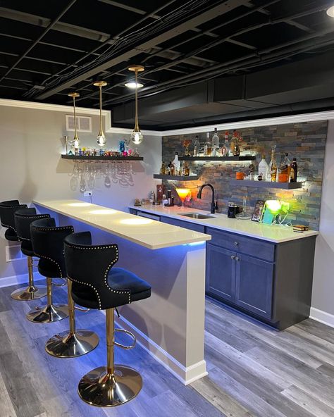 Small Basement Bar Ideas, Rustic Basement Bar, Basement Wet Bar, Open Living Room Design, Rustic Basement, Simple Home Decoration, Home Bar Rooms, Basement Inspiration, Basement Bar Designs