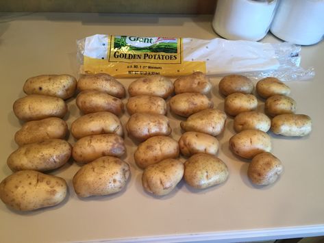 How To Make Baked Potatoes For A Crowd, Baking Potatoes For A Large Crowd, Baked Potatoes In The Oven For A Crowd, Pasta Large Crowd, Baked Potatoes For A Crowd In A Roaster, Large Crowd Meals Main Courses, Bulk Baked Potatoes, Easy Feed A Crowd Dinners, Baked Potato For A Crowd