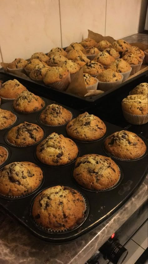 Fall Muffins Aesthetic, Aesthetic Food Chocolate, Autumn Bakery Ideas, Muffin Recipes Aesthetic, Chocolate Chip Muffins Aesthetic, Baking Aesthetic Muffins, Pumpkin Muffins Aesthetic, Winter Aesthetic Food, Things To Bake Aesthetic