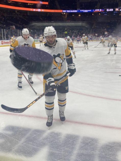 Nhl Aesthetic Wallpaper, Sports Aesthetic Hockey, Star Bus, Pittsburgh Penguins Aesthetic, Nhl Pittsburgh Penguins, Ice Hockey Teams, Hockey Life, Penguins Hockey, Hockey Games