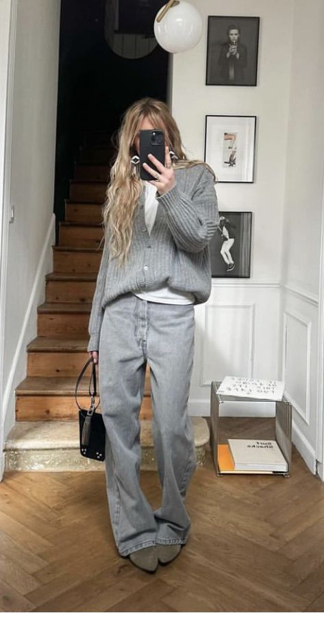 Athena Calderone Style Fashion, Outfit Inspo Fall Work, White Tee Fall Outfit, Cream Oversized Jacket Outfit, Glerups Outfit, Style Women 2024, International Outfit Ideas, White Button Up Layered Outfit, White Leather Bag Outfit