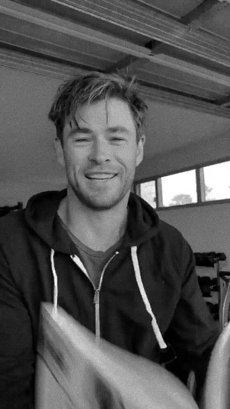 Chris Hemsworth Aesthetic Wallpaper, Chris Hemsworth Aesthetic, Chris Hemsworth Wallpaper, Marvel Black And White, Chris Hemsworth Thor, Creepy Stuff, Great People, Black And White Aesthetic, Chris Hemsworth