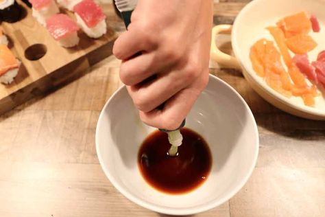 Wasabi Sauce Recipe, Sweet Soy Sauce Recipe, Kinds Of Sushi, Wasabi Sauce, Onigiri Recipe, Sushi Sauce, Seafood Sushi, Salmon Marinade, Sushi Recipe