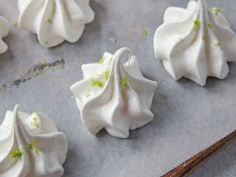 Green Food Recipes, Lime Meringue, Meringue Cookies Recipe, Low Fat Cookies, Kiss Cookie Recipe, Meringue Cookie Recipe, Fast Dessert Recipes, Green Desserts, Fast Desserts