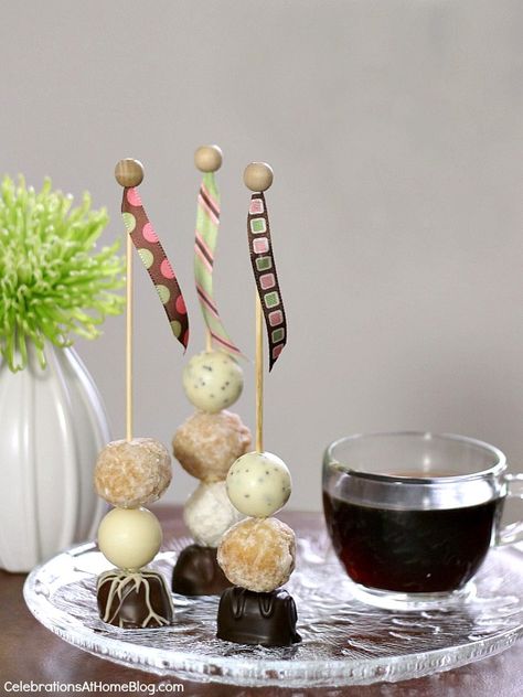 Desert Skewers Ideas, Cake Skewers, Charcuterie Skewers, Charcuterie Dessert, Dessert Skewers, Space Food, Food Bars, Fall Appetizers, Gourmet Breakfast