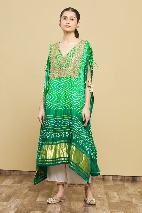 Kaftan Suit Design, New Kaftan Designs, Bandhani Kaftan, Mukaish Embroidery, Green Kaftan, Gopi Vaid, Bandhani Print, Kaftan For Women, Bandhani Dress