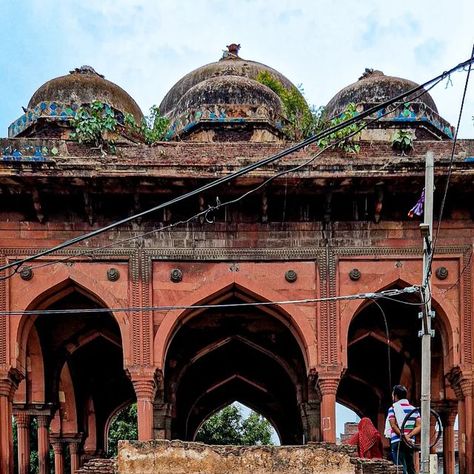 Sam Dalrymple on Instagram: "The Greatest Symbol of Meerut is on the Verge of Collapse This is Abu ka Maqbara, the tomb of Meerut's Nawab in the 17th century Built in 1688, it's the single greatest tomb in Meerut, and was once the symbol of the city. It's hard to get a sense of scale from these photos, but think the same size as Safdarjung's Tomb in Delhi Until the 1960's, Abu ka Maqbara was Meerut's most photographed monument. Old photos often erroneously nicknamed the 'Mutineer's Mosque' be Mughal Architecture Pakistan, Akbar The Great Mughal Empire, Mughal Monuments, Aurangzeb Mughal Empire, Agha Bozorg Mosque, The Verge, Hard To Get, It's Hard, 17th Century