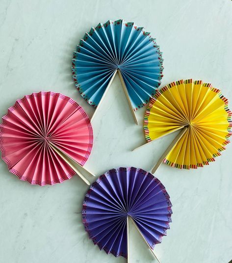 DIY paper fan Chinese New Year Crafts For Kids, Paper Fan Decorations, Paper Decorations Diy, Chinese New Year Crafts, Random Crafts, Paper Fan, Paper Flower Wall Decor, Fan Decoration, New Year's Crafts