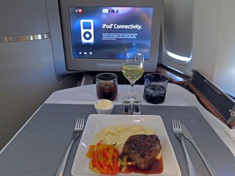 American Airlines Boeing 777-300 First Class dinner. Emirates Airline First Class Luxury, United Airlines Business, First Class Airline, First Class American Airlines, Boeing 777 300, American Airlines First Class Seats, Luxury Travel Bag, American Airlines Center, Boeing 777