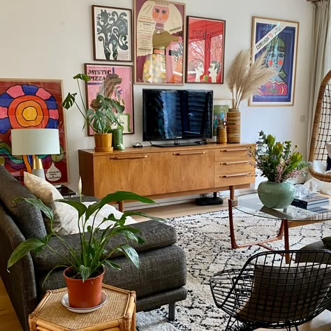 Living Room Designs Eclectic Modern, Artsy Interior Design Eclectic, Funky Mcm Living Room, Earthy Eclectic Home, Funky Modern Apartment, Clean Eclectic Living Room, Mid Century Modern Thrifting, Mid Century Maximalist Decor, Edgy Boho Decor