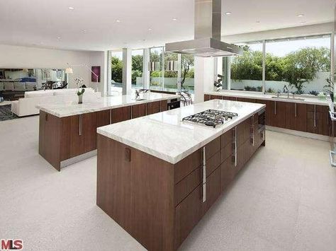 Modern kitchen design with 2 islands Double Kitchen Island Ideas, Double Kitchen Island, Kitchens With Two Islands, Mansion Homes, Hamptons Kitchen, Double Kitchen, Marble Countertops Kitchen, Kitchen Island Ideas, California Modern