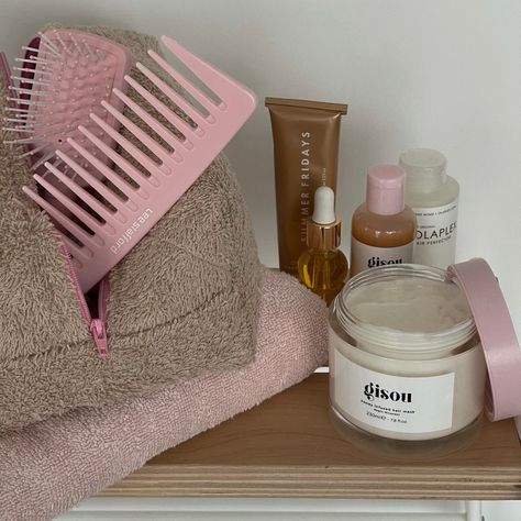 Rangement Makeup, Vogue Beauty, Pretty Skin Care, Pretty Skin, Aesthetic Makeup, Skin Care Products, Makeup Skin Care, Beauty Secrets, Pink Aesthetic