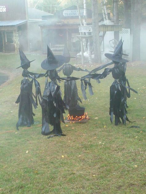 Halloween outdoor decor: Witch circle with lighted cauldron Hallowedding Decorations, Witch Circle, Easy Outdoor Halloween Decorations, Haunted Trail, Diy Halloween Dekoration, Halloween Diy Outdoor, Halloween Decor Diy, Casa Halloween, Rustic Ladder