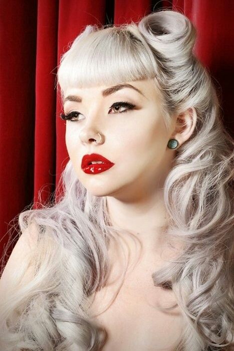 Betty page bang Cabelo Pin Up, Long Platinum Blonde, Rockabilly Wedding, Victory Rolls, Rockabilly Hair, Pin Up Hair, Platinum Blonde Hair, Retro Hairstyles, Halloween Make