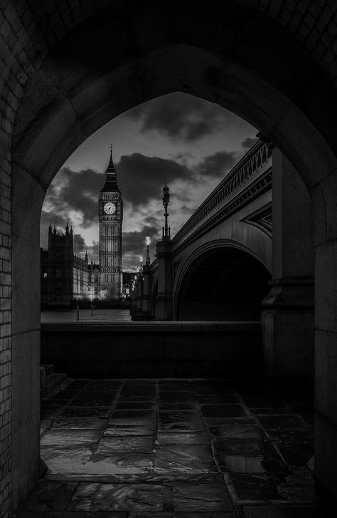 Rainy London Aesthetic, London Aesthetic Wallpaper, Shades Of Magic, Black Building, Darker Shade Of Magic, Monochrome Aesthetic, Aesthetic Snow, Snow Night, England Aesthetic