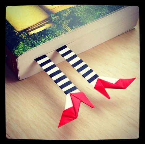 Wicked Witch Of The East, Bookmark Diy, Origami Bookmarks, Origami Bookmark, Paper Cranes, Origami Rose, Folding Origami, Creative Bookmarks, Bookmark Craft