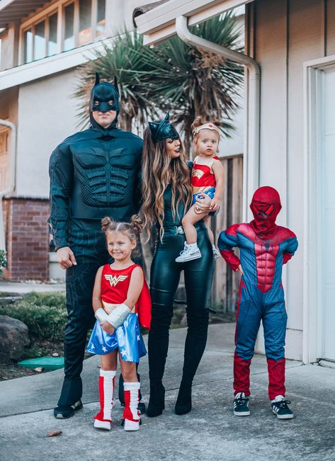 Costume Halloween Famille, Creative Family Halloween Costumes, Matching Family Halloween Costumes, Family Themed Halloween Costumes, Meme Costume, Halloween Costumes For Work, Halloween Costumes For Family, Themed Halloween Costumes, Superhero Family