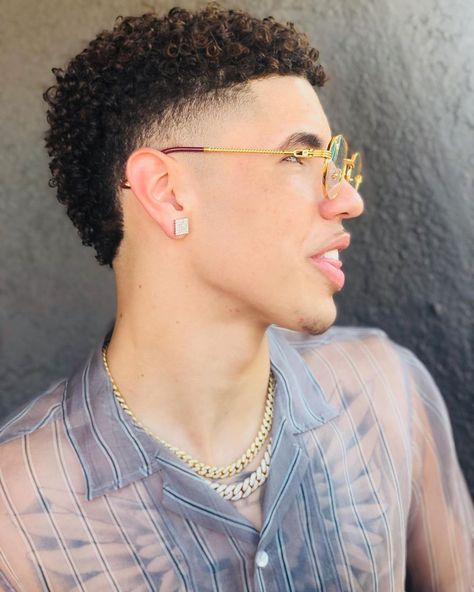 LaMelo Ball on Instagram: “i tried to pay attention but attention paid me 🥵” Taper Fade Curly Hair, Afro Fade, Short Hair For Boys, Black Hair Cuts, Curly Hair Fade, Men Haircut Curly Hair, Hairstyle Names, Black Men Haircuts, Tapered Haircut