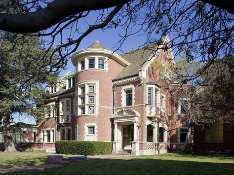 The American Horror Story House - 9 Famous Homes You've Seen on the Big Screen on HGTV American Horror Stories, Famous Houses, Six Feet Under, Story House, Horror Story, Filming Locations, American Horror, Pics Art, Horror Stories