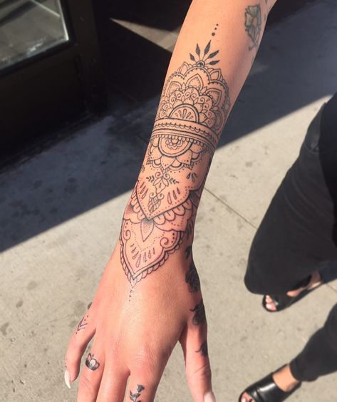 Mandala Arm Tattoos, Mandala Wrist Tattoo, Mandala Hand Tattoos, Mandala Tattoo Sleeve, Cuff Tattoo, Tato Henna, Foot Tattoos For Women, Inspiration Tattoos, Forearm Tattoo Women