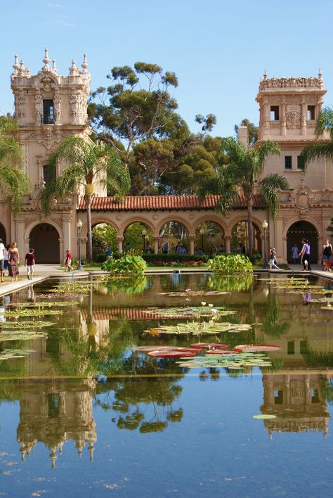 Mexican Castle, Spanish Castle, College Architecture, Mexican Hacienda, Japan Architecture, Castle Aesthetic, Dream Mansion, Luxury Living Room Design, Most Beautiful Gardens