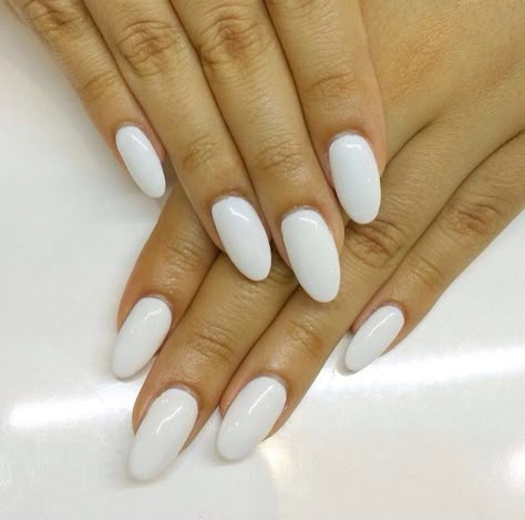 Simplicity matters White Oval Nails, Ariana Grande Nails, Nail Party, Oval Acrylic Nails, Winter Nails Gel, Nagellack Trends, Light Nails, Winter Nails Acrylic, White Acrylic Nails